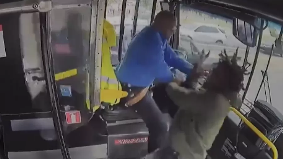 Homem ataca motorista de ônibus e causa acidente nos EUA; veja o vídeo