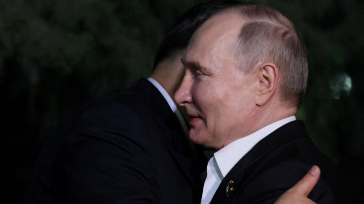 O presidente russo Vladimir Putin e o presidente chinês Xi Jinping se despediram com um abraço no final de visita do russo ao país. O gesto é incomum para um líder chinês.