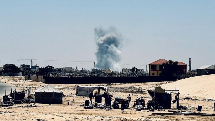 Fumaça é vista no horizonte após ataque israelense em Rafah [Imagem de arquivo] - Muath Al Hams/3.jun.2024/Reuters