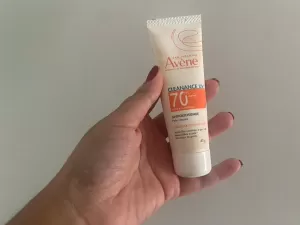 Pele sequinha o dia todo: testamos protetor solar antioleosidade da Avène