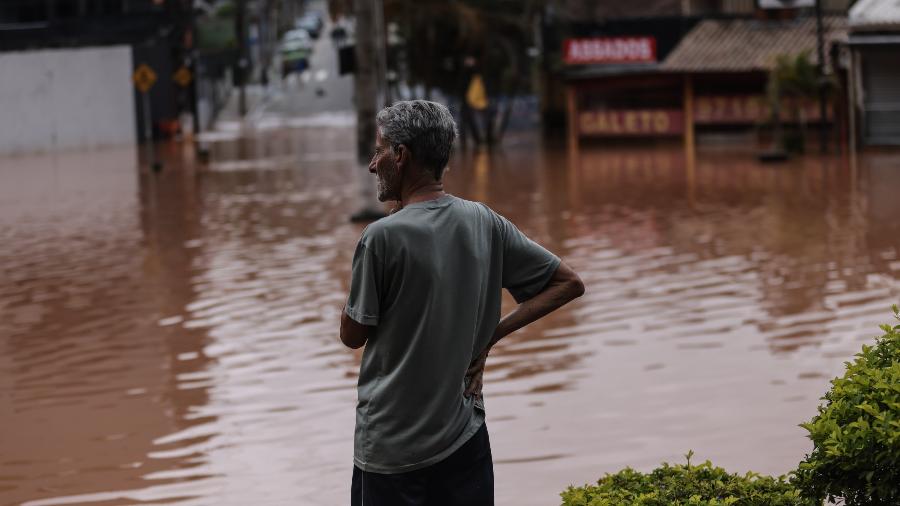 Moradores enfrentam pontos de  alagamento na região de Caieiras, na Grande São Paulo (SP)  - WERTHER SANTANA/ESTADÃO CONTEÚDO