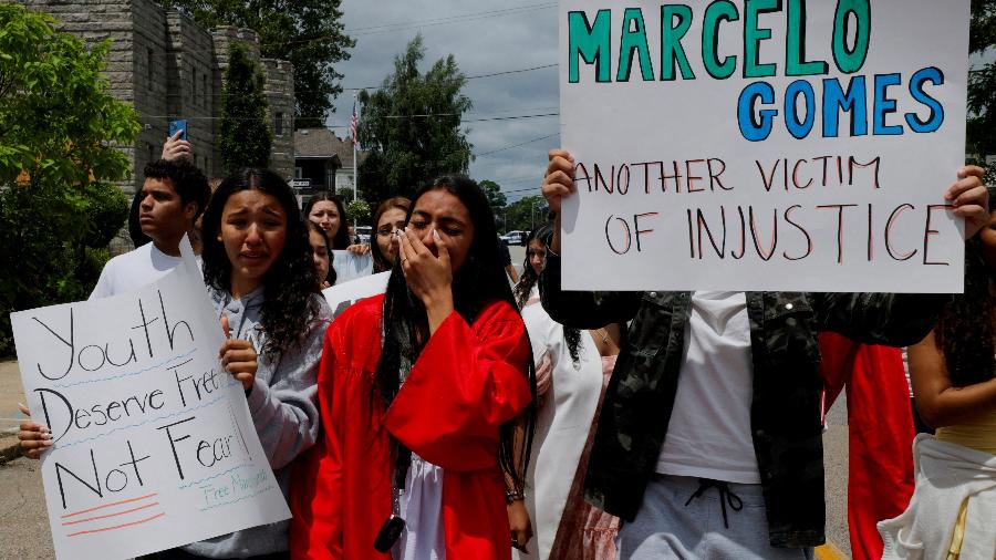 1.jun.2025 - Colegas de classe de Marcelo Gomes da Silva juntam-se a membros da comunidade em manifestação de apoio ao estudante 1.jun.2025 - Colegas de classe de Marcelo Gomes da Silva juntam-se a membros da comunidade em manifestação de apoio ao estudante