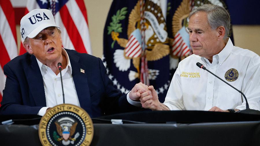Presidente dos EUA, Donald Trump, e o governador do Texas, Greg Abbott, participam de uma mesa redonda no Hill Country Youth Event Center para discutir as enchentes repentinas da semana passada