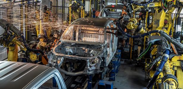 Produção industrial recua 0,5% em outubro na comparação anual, diz IBGE