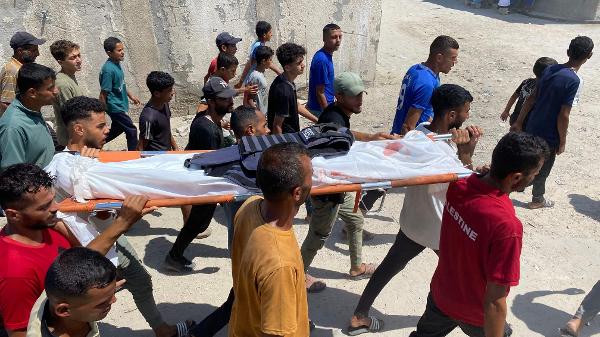 Funeral em Khan Yunis: corpo de um de cinco jornalistas mortos em ataque israelense a hospital é carregado por colegas e familiare