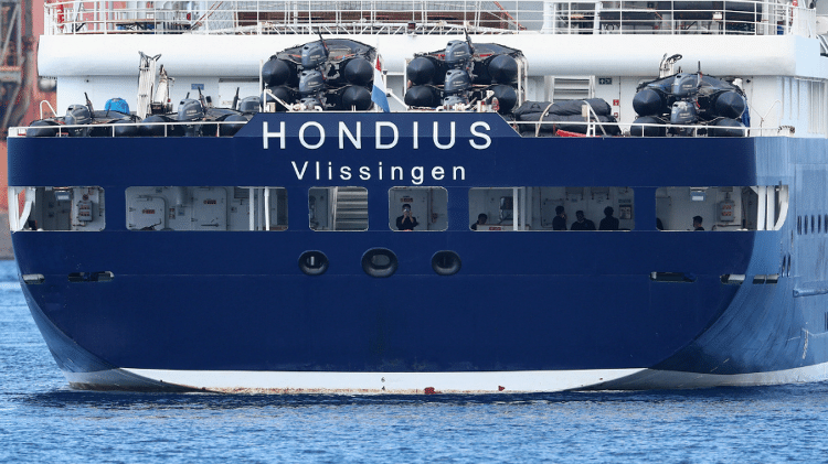 11.mai.26 - O navio MV Hondius, afetado por um surto de hantavírus, no porto de Granadilla de Abona, em Tenerife, Espanha
