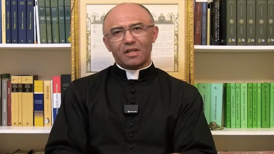 Padre Francoá Costa gravou um vídeo de 35 minutos intitulado como "resposta aos inimigos"