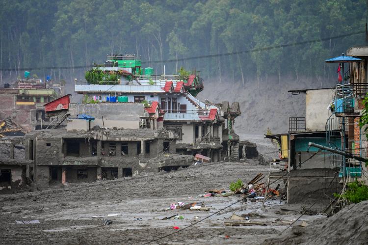Colapso de geleira provoca enchente no Nepal e no Tibete, e EUA acompanham cerca de 90 americanos desaparecidos.