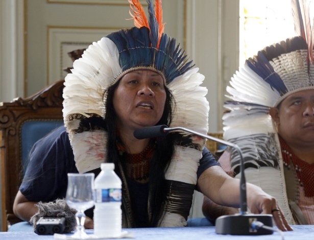 Valdelice Veron, porta-voz dos guarani-kaiowá, durante discurso em Paris - François Guillot/AFP