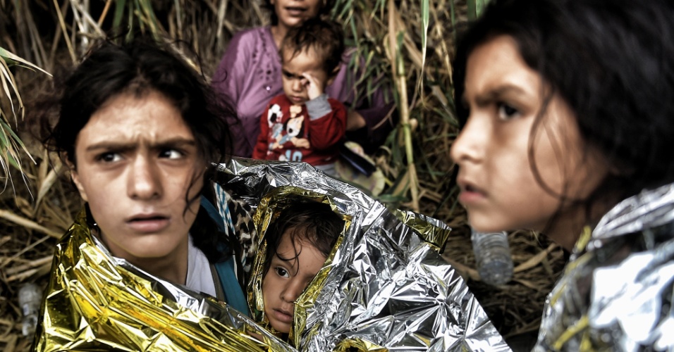 28.set.2015 - Refugiados sírios recebem cobertores ao chegarem à ilha grega de Lesbos, depois de atravessar o mar Egeu vindos da Turquia