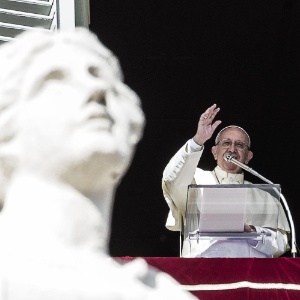 21.fev.2016 - Papa Franciso fala aos fiéis durante a missa do Angelus, na praça São Pedro, na Cidade do Vaticano - Angelo Carconi/ EPA/EFE