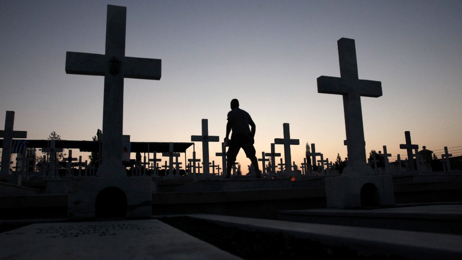Alguns dos túmulos tinham homenagens aos nazistas - Yiannis Kourtoglou/Reuters