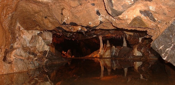 Caverna de Gough, localizada no desfiladeiro da Garganta de Cheddar, na Inglaterra - Wikimedia