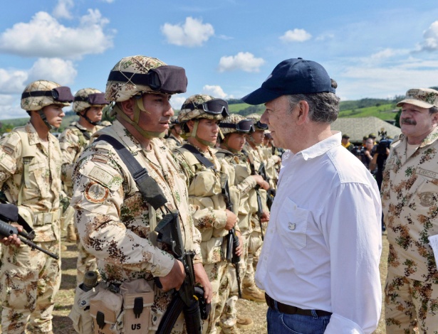 Santos, durante visita a campo monitorado pela ONU que irá receber membros das Farc - AFP/Colombian Presidency/Juan David Tena/HO