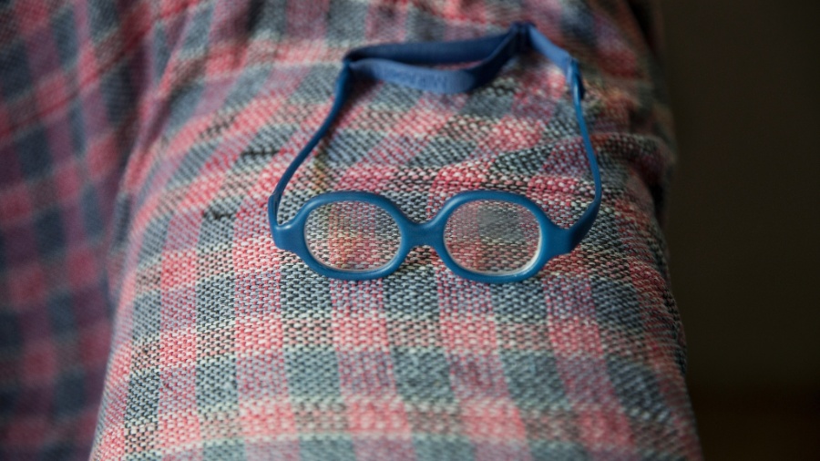 Óculos usado por bebê que nasceu com síndrome de zika - Adriana Zehbrauskas/The New York Times