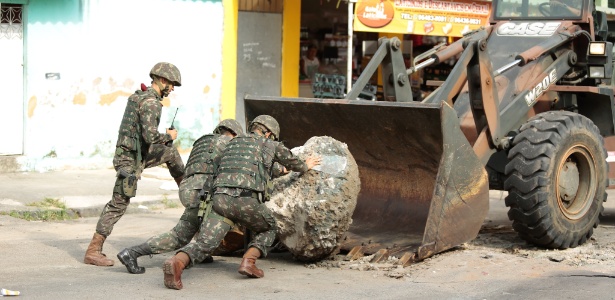 3.mar.2018 - Soldados removeram barricadas há três dias na Vila Kennedy - Brenno Carvalho/Agência O Globo