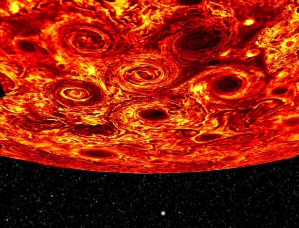 Foto tirada pela sonda Juno mostra que polo sul de Júpiter possui um mosaico de ciclones - Nasa/AFP