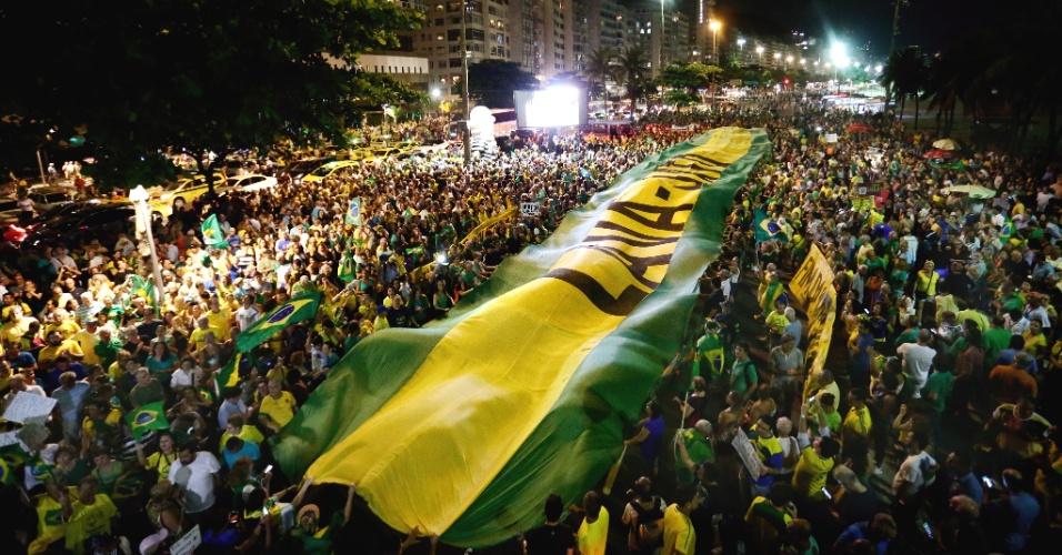3.abr.2018 - Faixa em apoio à Operação Lava Jato é estendida na praia de Copacabana, zona sul do Rio, durante manifestação pela prisão do ex-presidente Lula