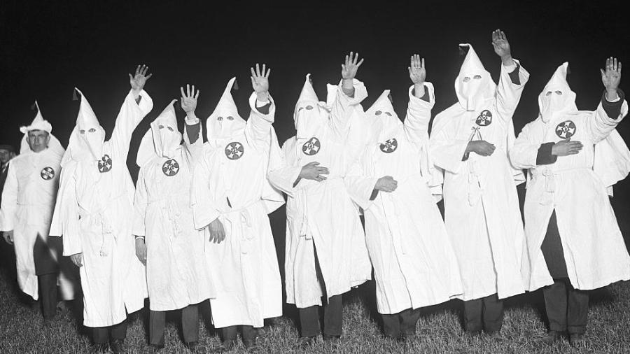 Divisões diferentes da Ku Klux Klan discriminam afro-americanos, judeus e imigrantes; mais recentemente, também há atos de discriminação contra a comunidade LGBT - Getty Images