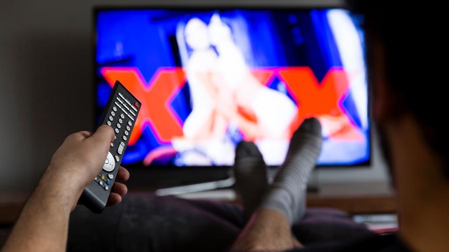 Homem assistindo pornografia  - Pornografia é a campeã dos streamings