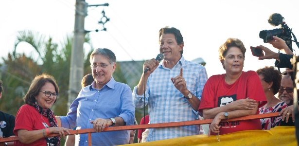 05.out.2018 - Fernando Haddad com Dilma Rousseff em ato de campanha em Betim (MG)