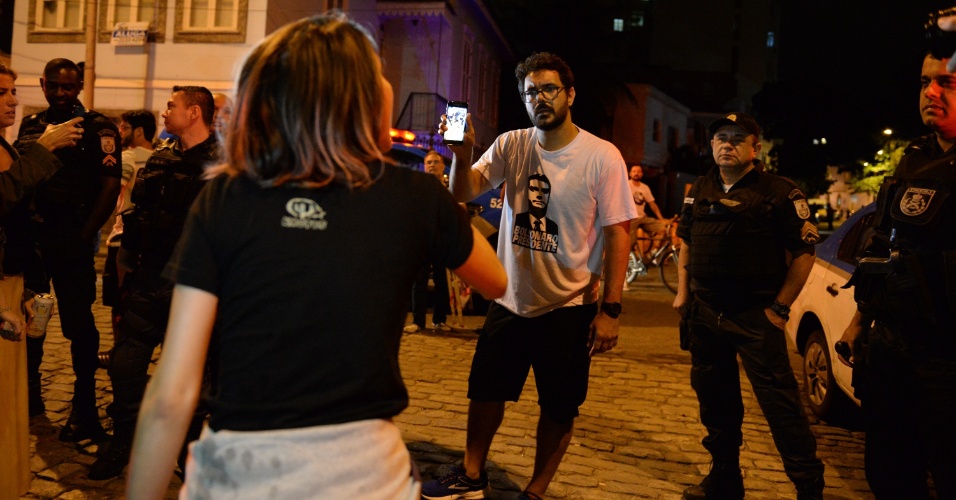 28.out.2018 - Um pequeno grupo de apoiadores do presidente eleito, Jair Bolsonaro (PSL), entrou em confronto com frequentadores da Praça São Salvador, no Rio de Janeiro