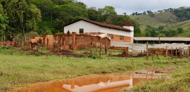 Antiga igreja de Paracatu, três anos após o desastre ambiental de Mariana