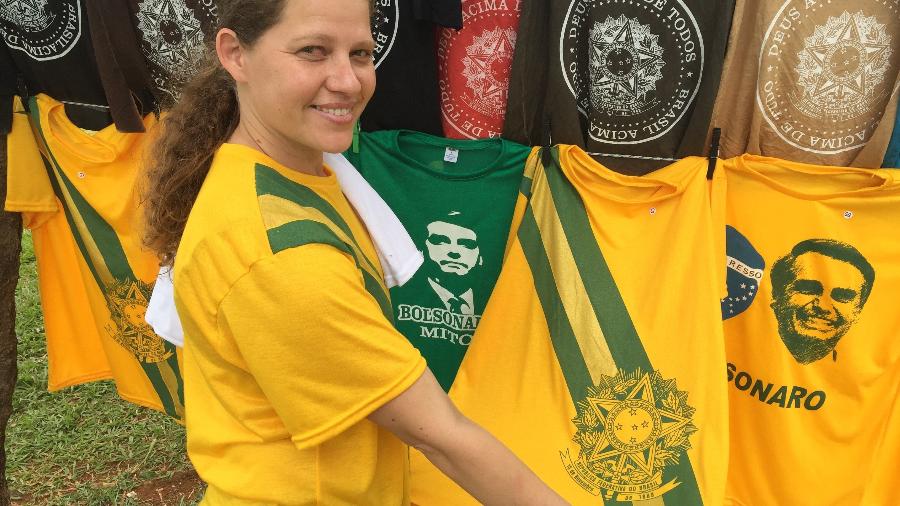 Camiseta com estampa da faixa presidencial é sucesso de vendas - Felipe Pereira