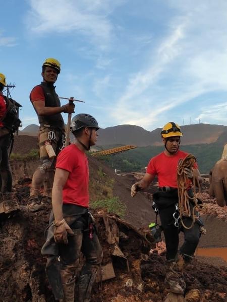 26.jan.2019 - Bombeiros trabalham na área destruída pela queda da barragem da mineradora Vale, em Brumadinho - Corpo de Bombeiros de Minas Gerais