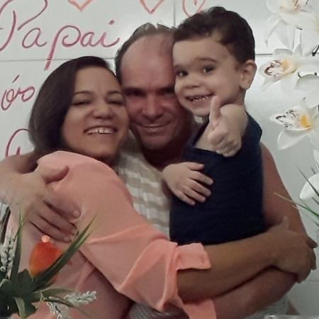 O médico cubano Ariel Sanchez com a mulher e o filho de três anos - Arquivo Pessoal