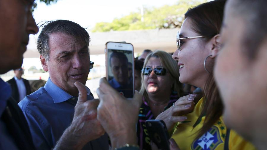 22.jun.2019 - O presidente Jair Bolsonaro (PSL) cumprimenta apoiadores na saída do Palácio da Alvorada, em Brasília - José Cruz/Agência Brasil
