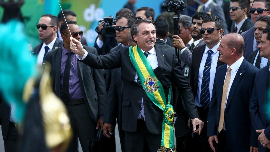 No primeiro ano de governo, o presidente Jair Bolsonaro, ao lado dos ministros Sergio Moro (Justiça) e general Augusto Heleno (GSI), usa a batuta do maestro para reger a Banda do Batalhão da Guarda Presidencial (BGP) - Pedro Ladeira/Folhapress