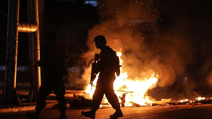 20.out.2019 - Soldados patrulham ruas no Chile durante protestos - Pablo Hidalgo/AFP