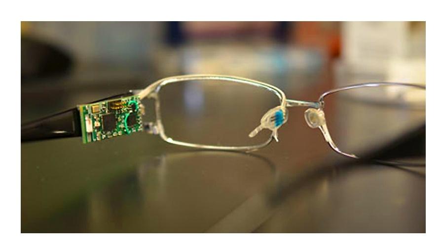 Dispositivo acoplado aos óculos mede glicose, álcool e alguns tipos de vitaminas contidos na lágrima - Divulgação/IFSC-USP