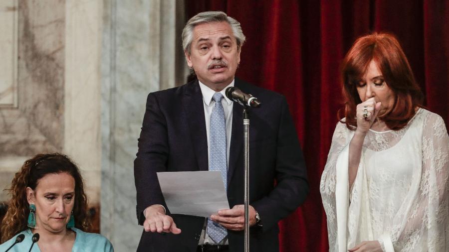Gabriela Michetti (esq.), ex-vice-presidente, durante posse de Alberto Fernández (centro) - Alejandro PAGNI / AFP)