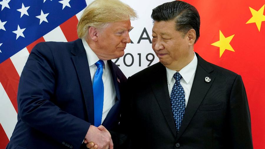13.dez.2019 - O presidente dos EUA, Donald Trump, se encontra com o presidente da China, Xi Jinping, no início de sua reunião bilateral na cúpula dos líderes do G20 em Osaka, Japão. - Kevin Lamarque
