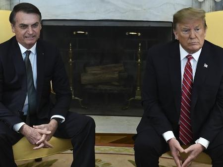 Jair Bolsonaro e Donald Trump em foto de março - BRENDAN SMIALOWSKI/AFP