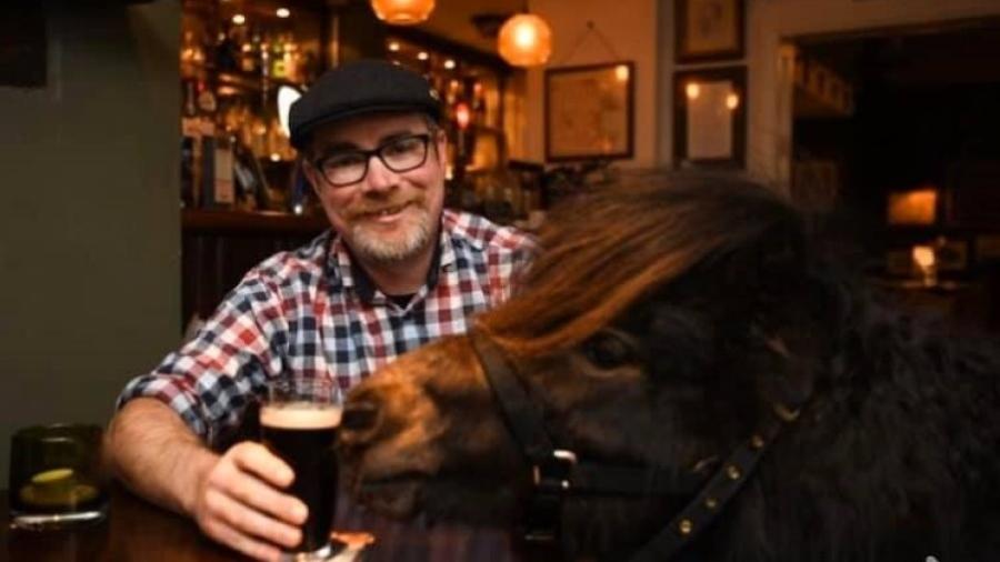 O pônei Patrick vai todos os dia a um pub com seu dono, Kirk Petrakis, para tomar uma cerveja - Reprodução/Facebook