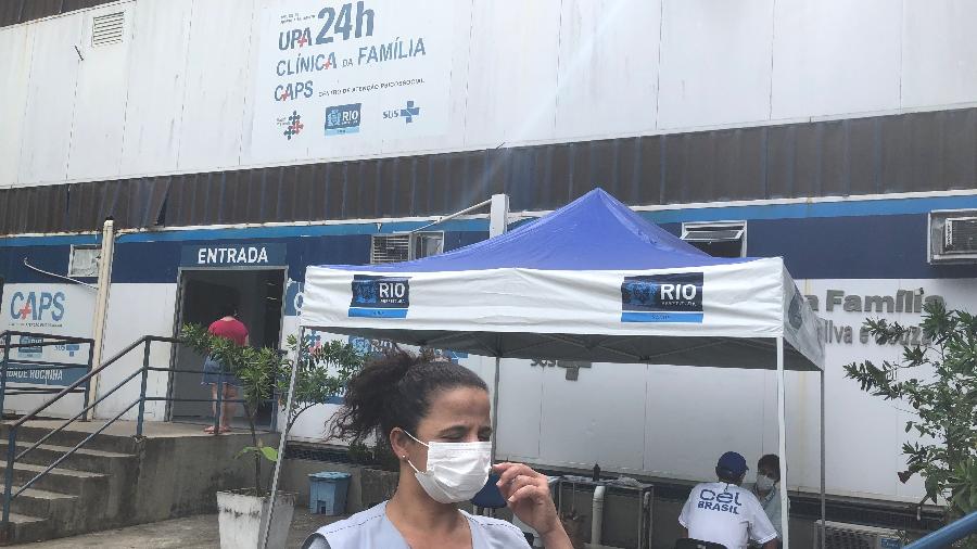 24.mar.2020 - Profissionais de saúde atendem em tenda na parte externa da Clínica da Família da Rocinha - Herculano Barreto Filho/UOL