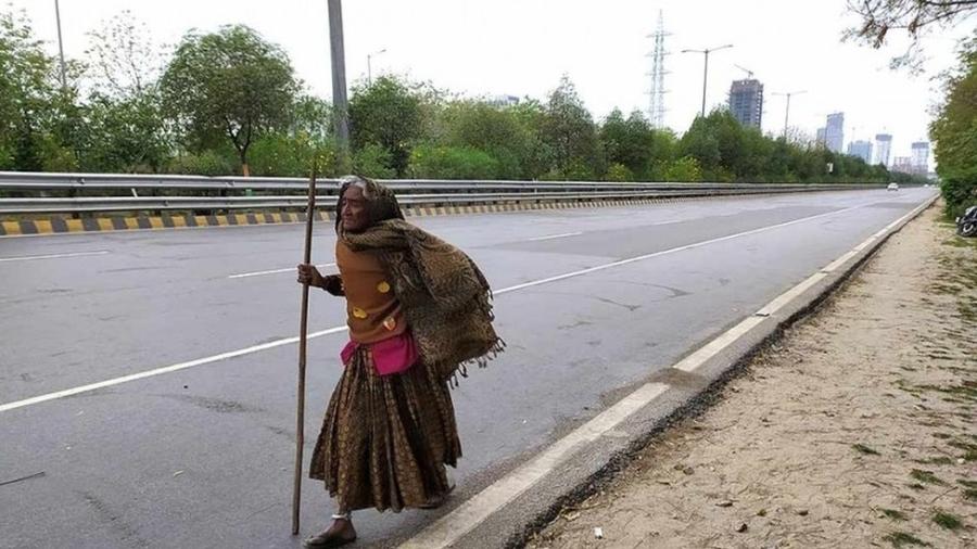 Kajodi Devi, de 90 anos, caminha de Déli em direção a sua vila - SALIK AHMED / OUTLOOK