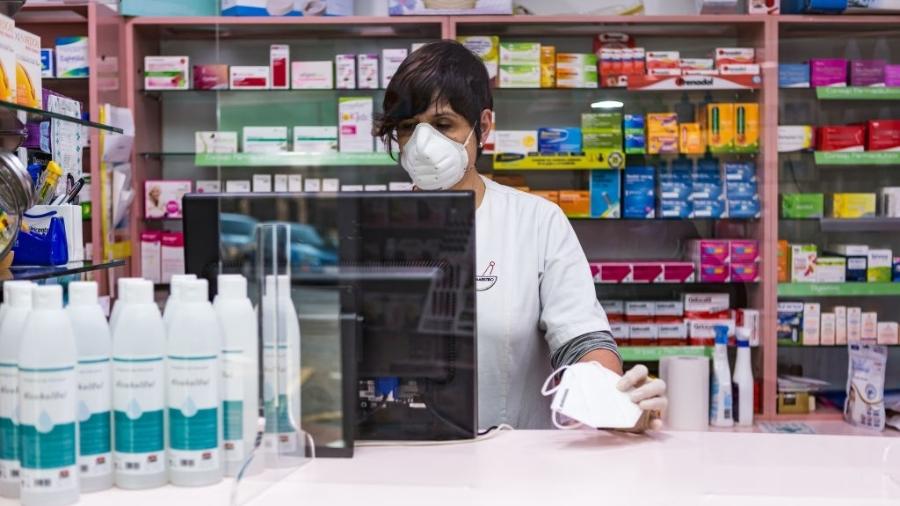 8/4/2020 - Coronavírus: Farmacêutica usa máscara de proteção durante atendimento em Madri, na Espanha - David Benito/Getty Images