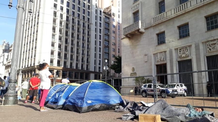 Moradores de rua acampam em frente à prefeitura de SP - Marcelo Oliveira/ UOL