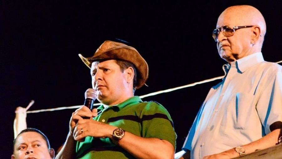 Manoel Mariano de Sousa Filho discursa ao lado de seu pai Manoel, o "Nenzim", durante a campanha eleitoral de 2016 em Barra do Corda (MA) - Redes sociais / campanha de "Júnior do Nenzim" 2016