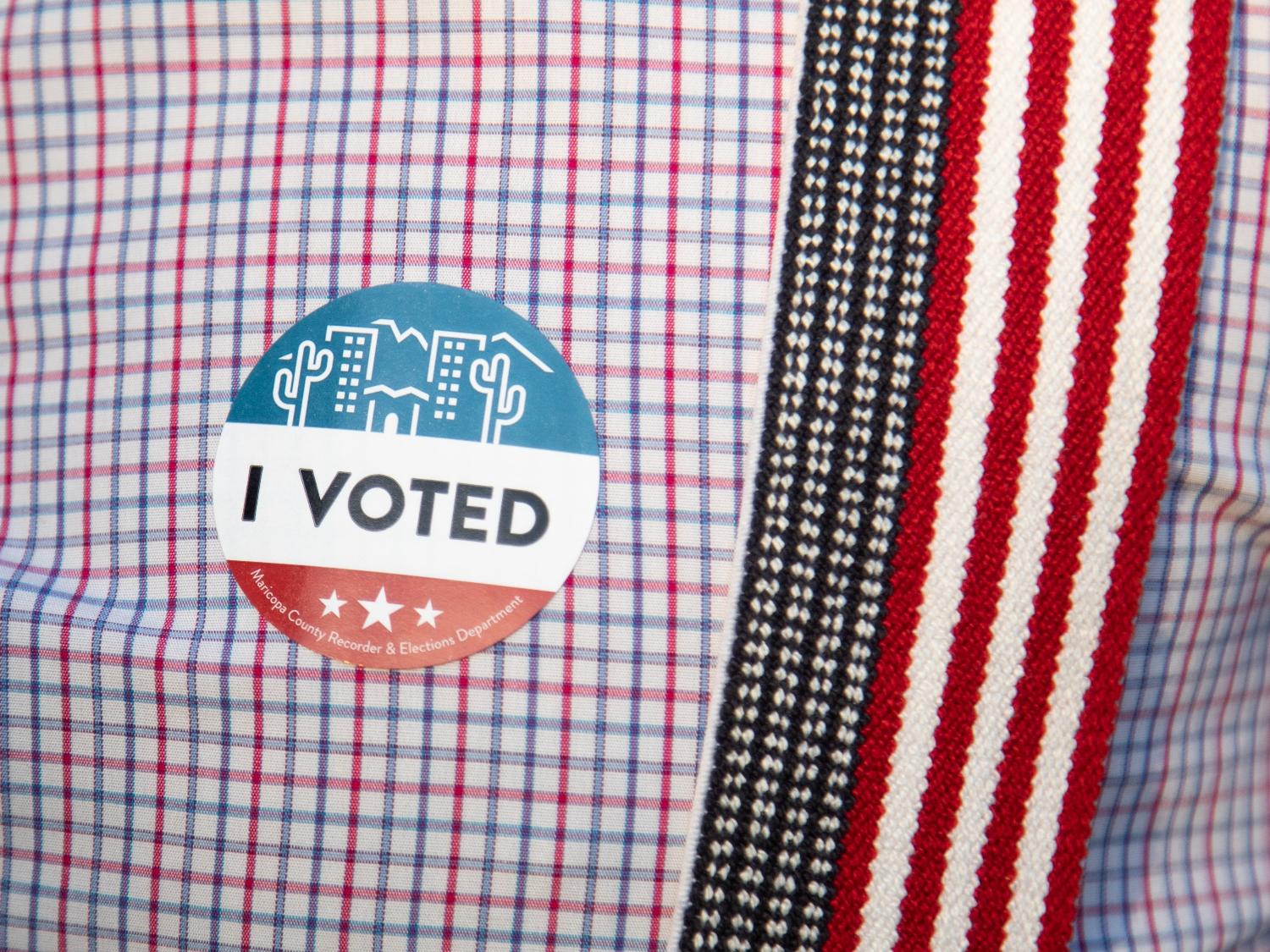 03 nov. 2020 - Eleitor exibe adesivo 'Eu Votei' após votar em uma biblioteca no Arizona, EUA - Courtney Pedroza/Getty Images
