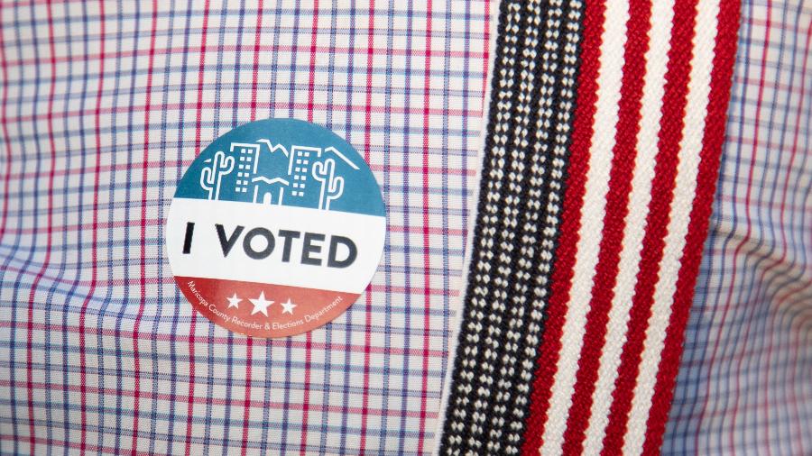 Eleitor exibe adesivo "Eu Votei" após votar em uma biblioteca no Arizona - Courtney Pedroza/Getty Images