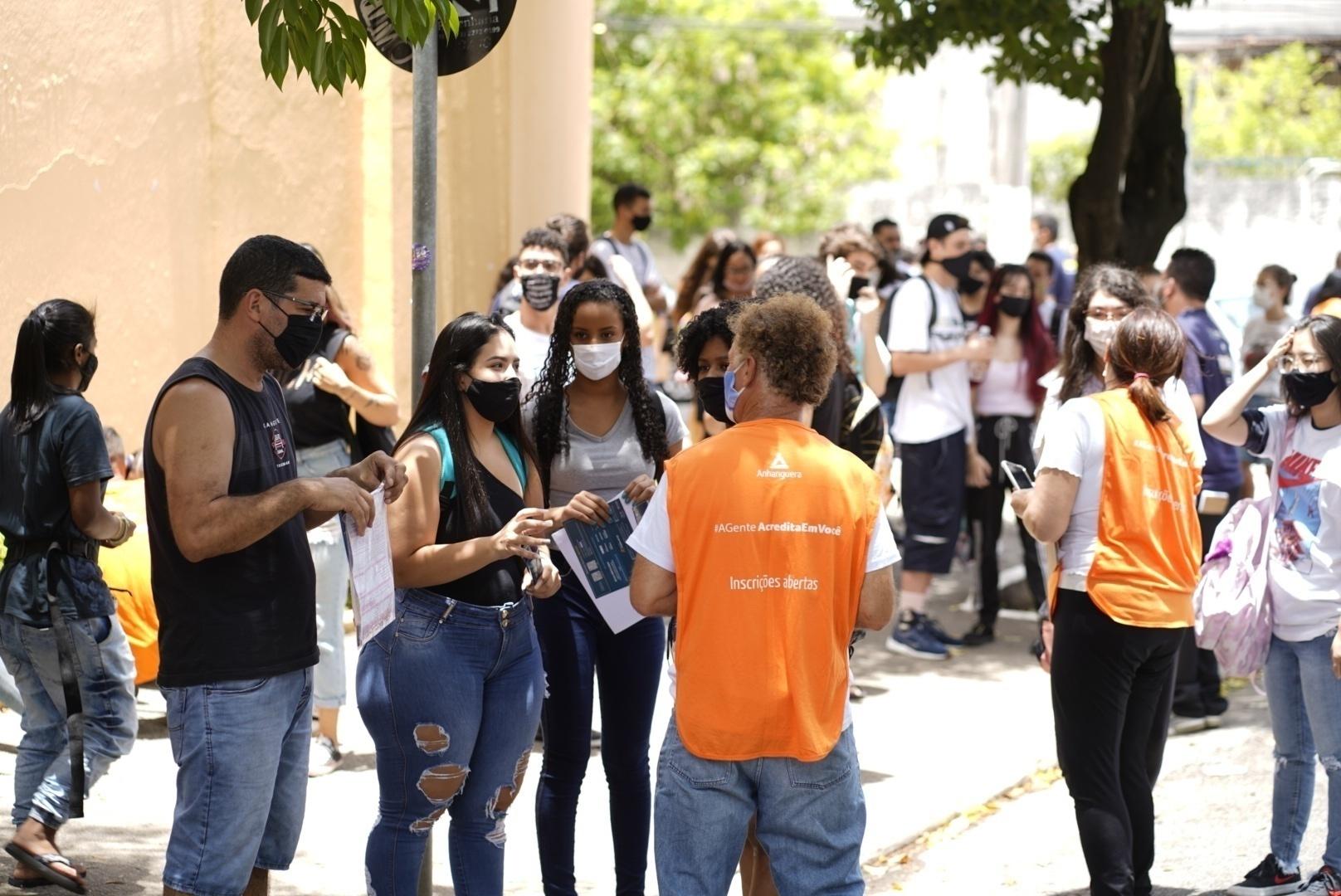 Promotores de faculdades, como da própria Unip e de outras franquias, como a Anhanguera, abordam estudantes para cadastrá-los e apresentar ofertas no valor das matrículas no 1º dia do Enem impresso em SP - André Porto/UOL