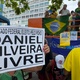 21.fev.2021 - Apoiadores de Daniel Silveira usaram carro de som para pedir pela liberdade do deputado federal preso, em ato em frente ao Copacabana Palace, na zona sul do Rio - Herculano Barreto Filho/UOL