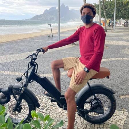 O instrutor de surfe Matheus Ribeiro foi acusado por um casal de jovens de ter roubado a própria bicicleta, pela qual pagou R$ 4.500 - Divulgação