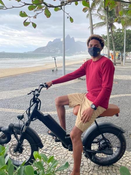 O instrutor de surfe Matheus Ribeiro foi acusado por um casal de ter roubado a própria bicicleta - Divulgação