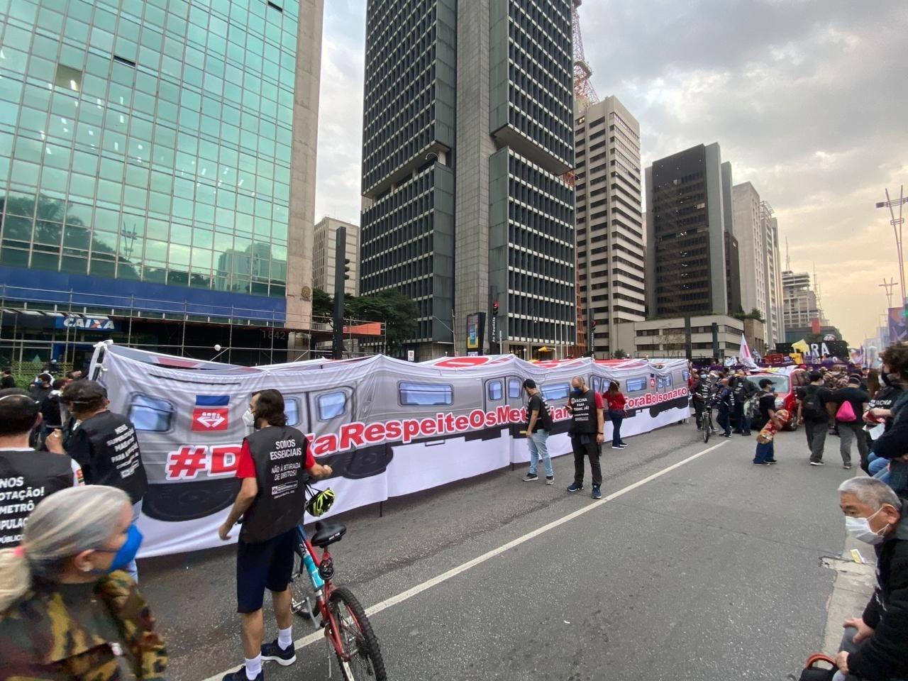 O Sindicato dos Metroviários de São Paulo montou um vagão de metrô de pano no ato que ocorre na Paulista. Eles criticam não só contra Bolsonaro, mas também o governador João Doria (PSDB) - Anahi Martinho/UOL